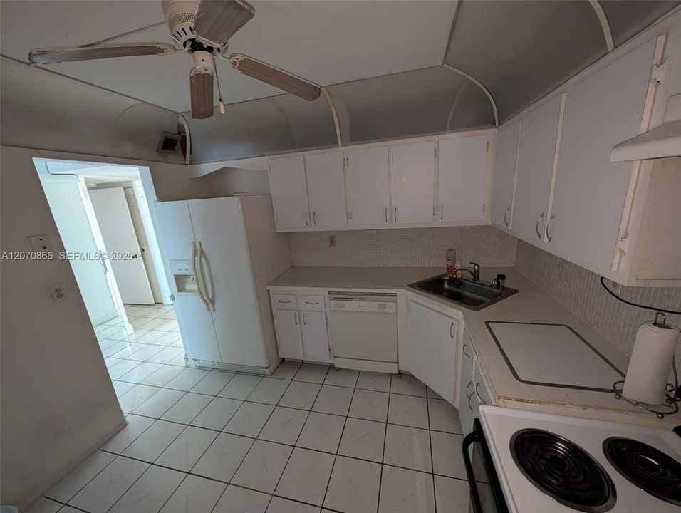 待售: $134,900 (1 贝兹, 1 浴室, 887 平方英尺)