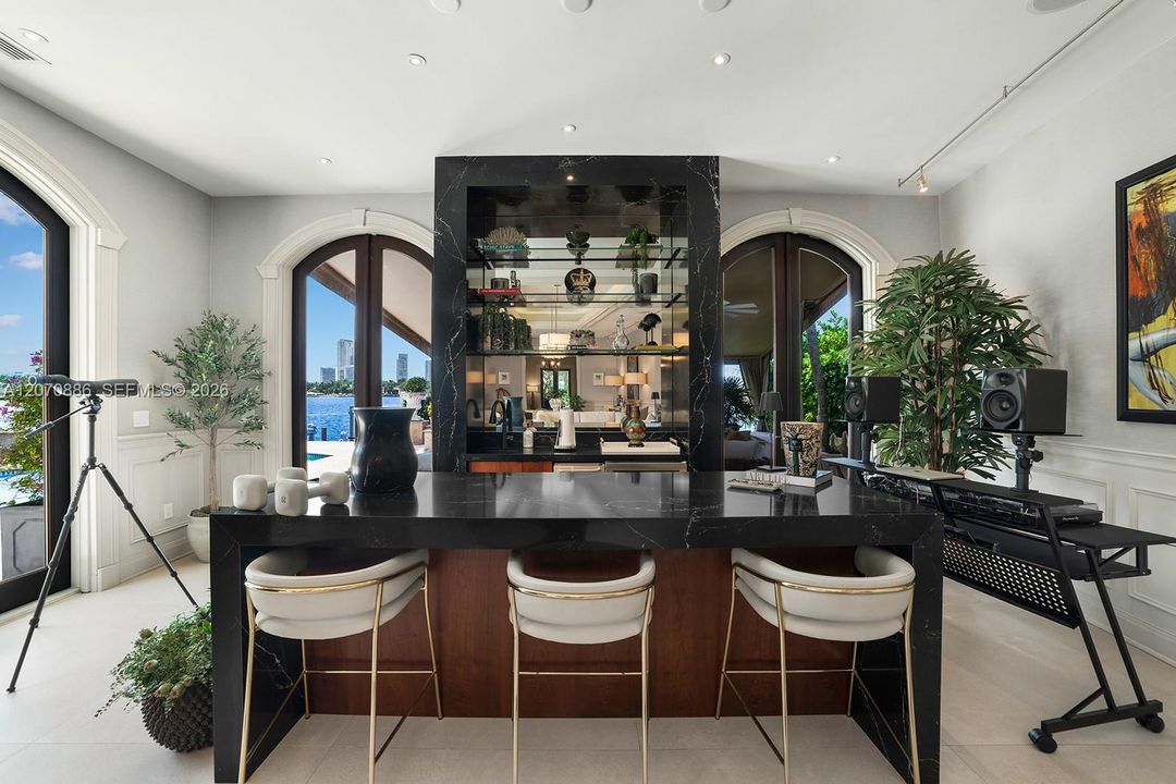 For Rent: $95,000 (7 beds, 8 baths, 8324 Square Feet)