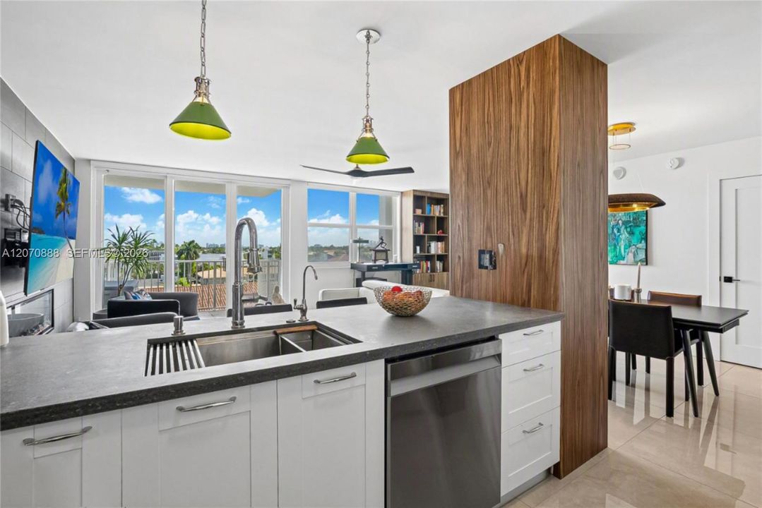 For Sale: $319,500 (1 beds, 1 baths, 750 Square Feet)