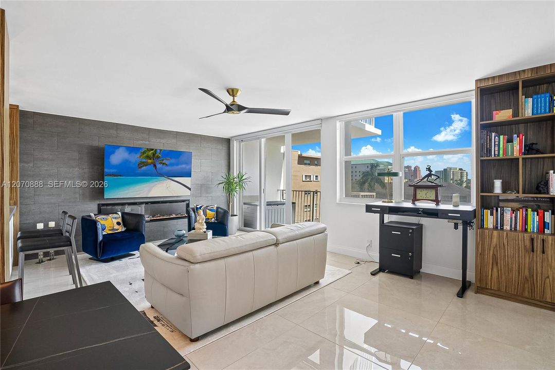 For Sale: $319,500 (1 beds, 1 baths, 750 Square Feet)