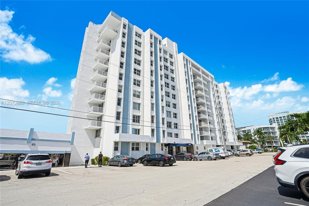 For Sale: $319,500 (1 beds, 1 baths, 750 Square Feet)