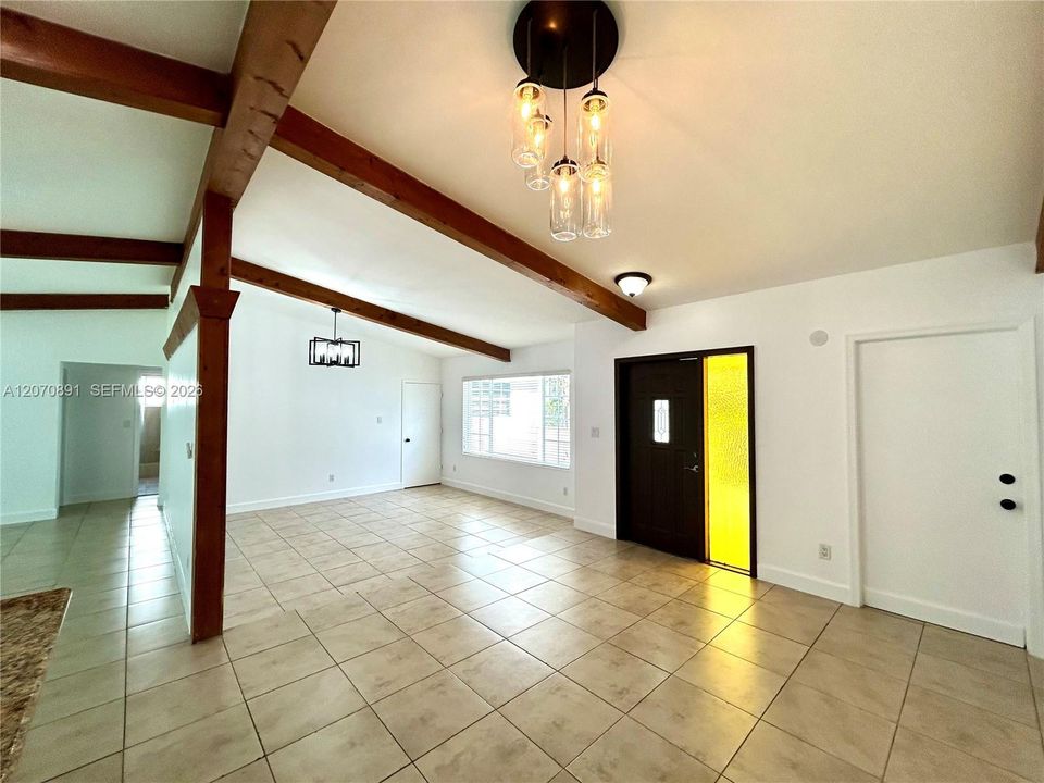 En Renta: $4,350 (4 camas, 2 baños, 1930 Pies cuadrados)