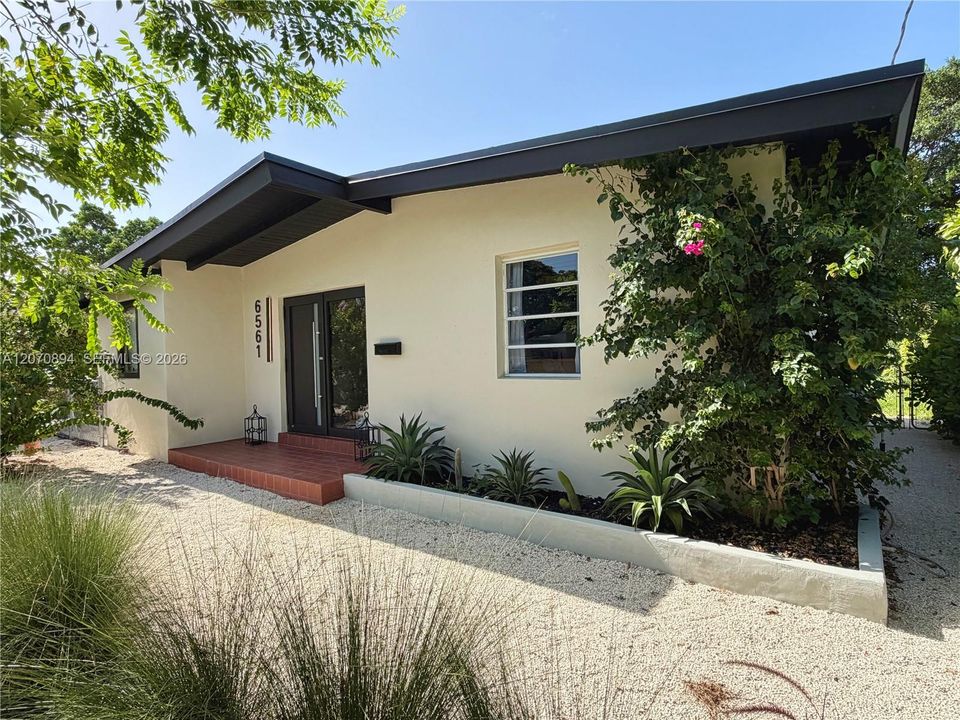 For Sale: $655,000 (3 beds, 1 baths, 804 Square Feet)