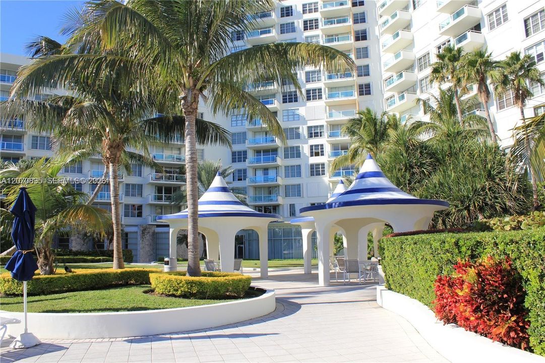 For Rent: $3,700 (2 beds, 2 baths, 1030 Square Feet)