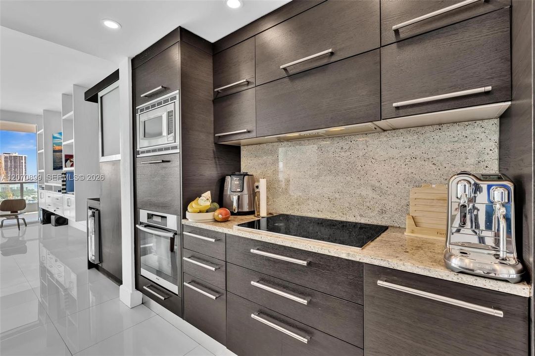 For Sale: $1,189,000 (2 beds, 2 baths, 1169 Square Feet)