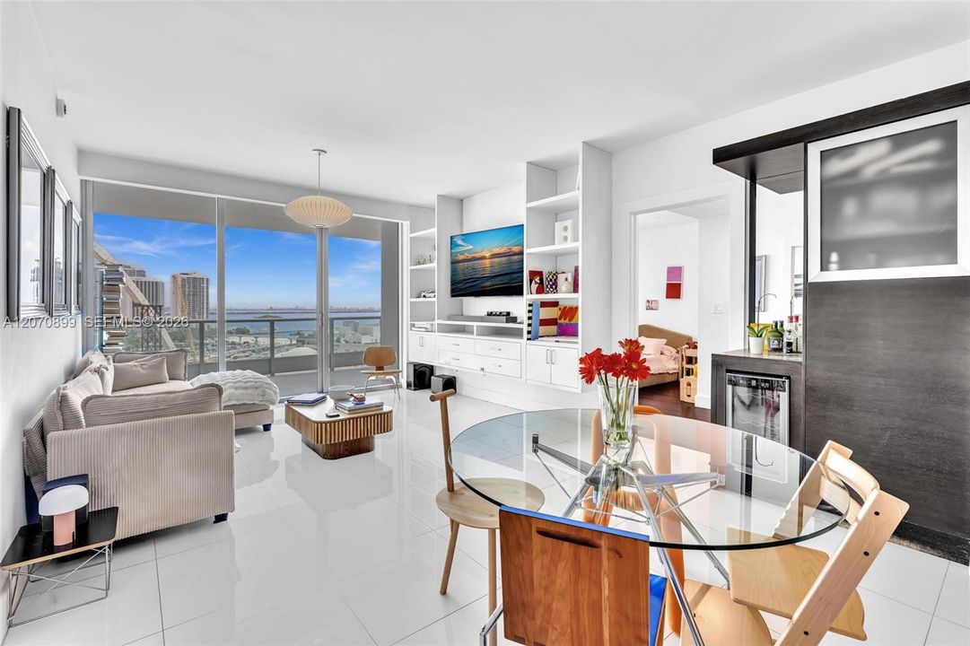 For Sale: $1,189,000 (2 beds, 2 baths, 1169 Square Feet)