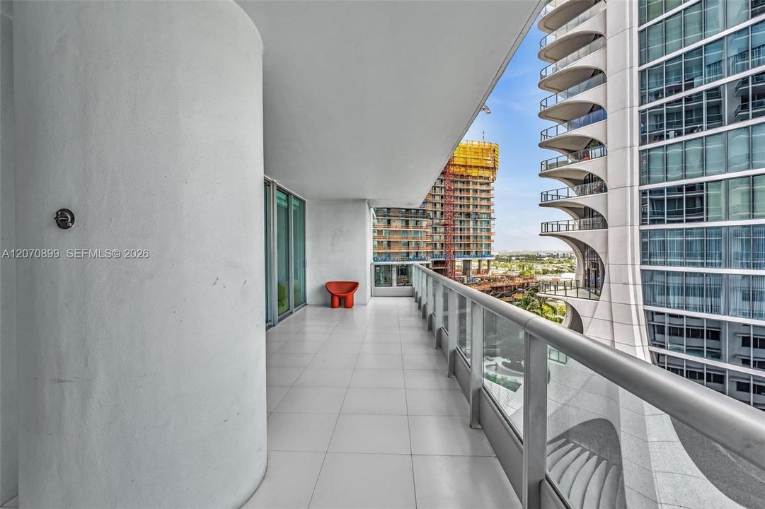 For Sale: $1,189,000 (2 beds, 2 baths, 1169 Square Feet)