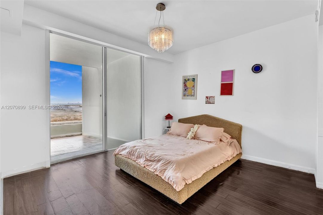 For Sale: $1,189,000 (2 beds, 2 baths, 1169 Square Feet)