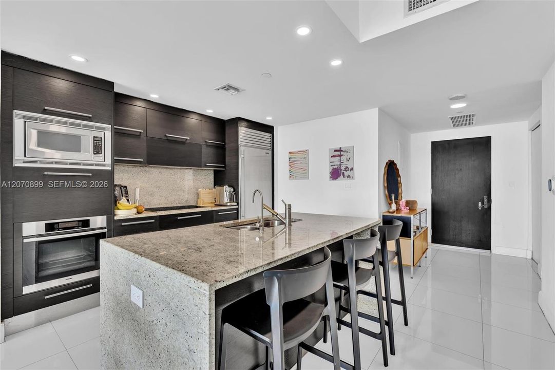For Sale: $1,189,000 (2 beds, 2 baths, 1169 Square Feet)