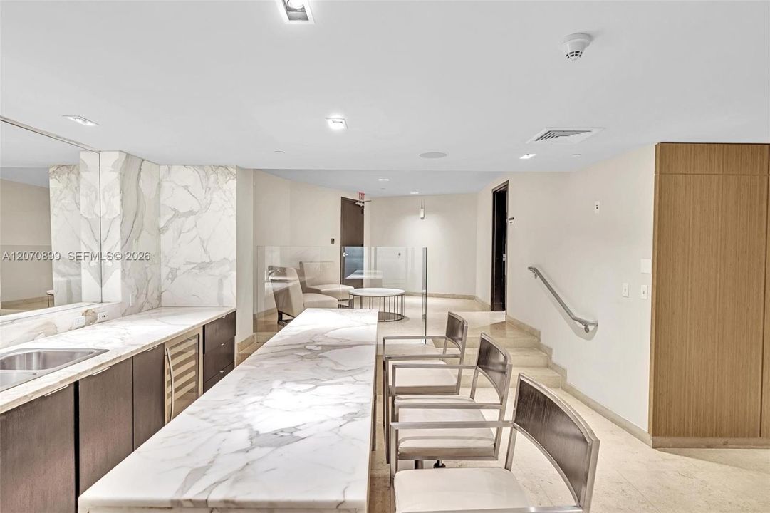 For Sale: $1,189,000 (2 beds, 2 baths, 1169 Square Feet)