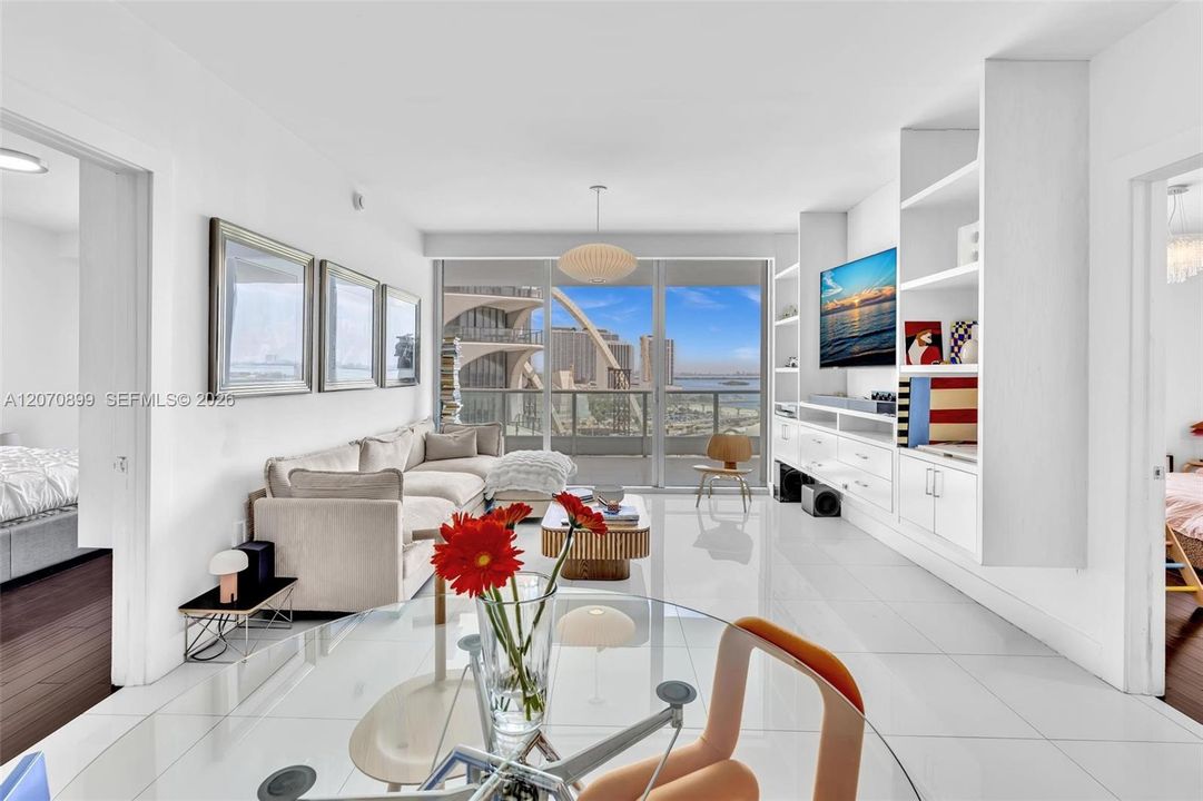 For Sale: $1,189,000 (2 beds, 2 baths, 1169 Square Feet)