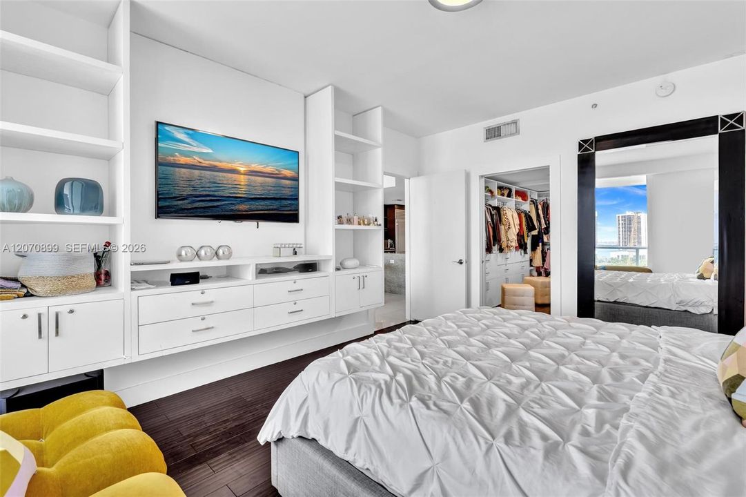 For Sale: $1,189,000 (2 beds, 2 baths, 1169 Square Feet)