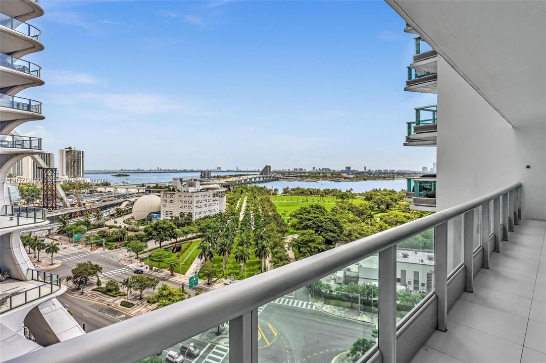 For Sale: $1,189,000 (2 beds, 2 baths, 1169 Square Feet)