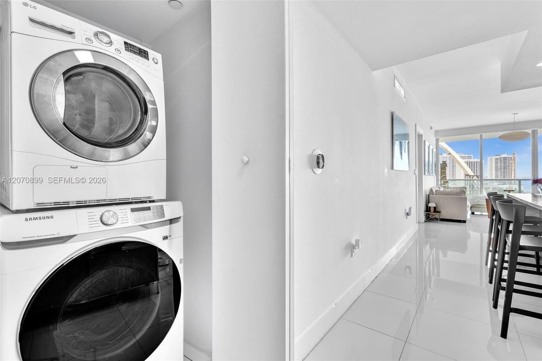 For Sale: $1,189,000 (2 beds, 2 baths, 1169 Square Feet)