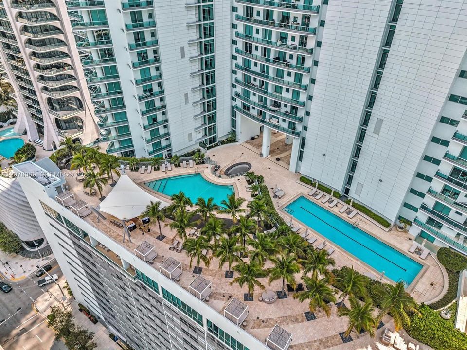 For Sale: $1,189,000 (2 beds, 2 baths, 1169 Square Feet)