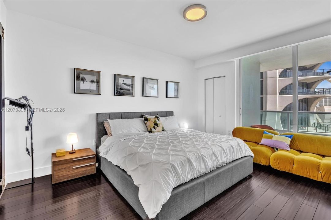 For Sale: $1,189,000 (2 beds, 2 baths, 1169 Square Feet)