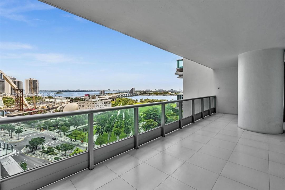 For Sale: $1,189,000 (2 beds, 2 baths, 1169 Square Feet)
