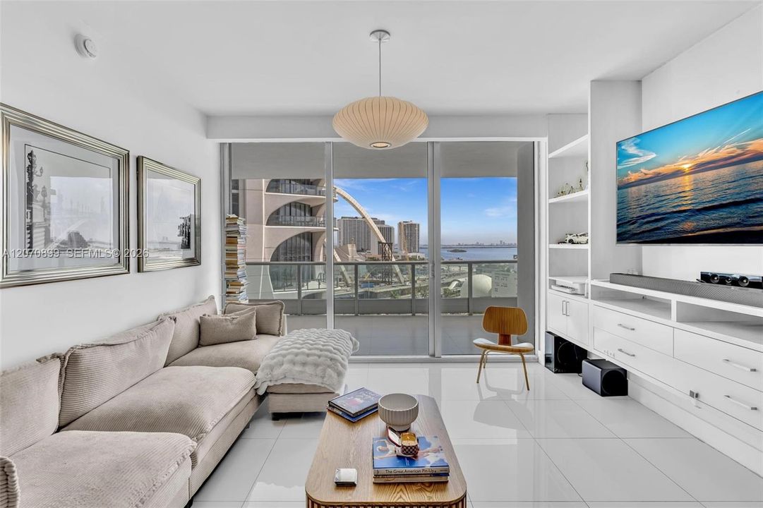 For Sale: $1,189,000 (2 beds, 2 baths, 1169 Square Feet)