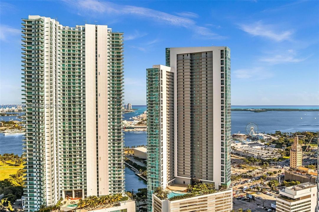 For Sale: $1,189,000 (2 beds, 2 baths, 1169 Square Feet)