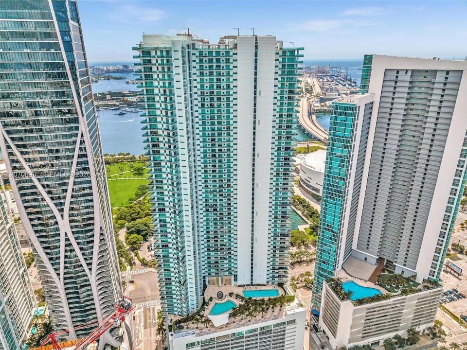For Sale: $1,189,000 (2 beds, 2 baths, 1169 Square Feet)