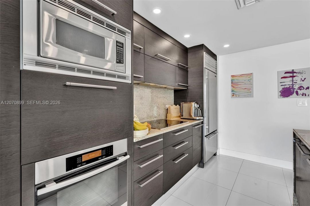For Sale: $1,189,000 (2 beds, 2 baths, 1169 Square Feet)