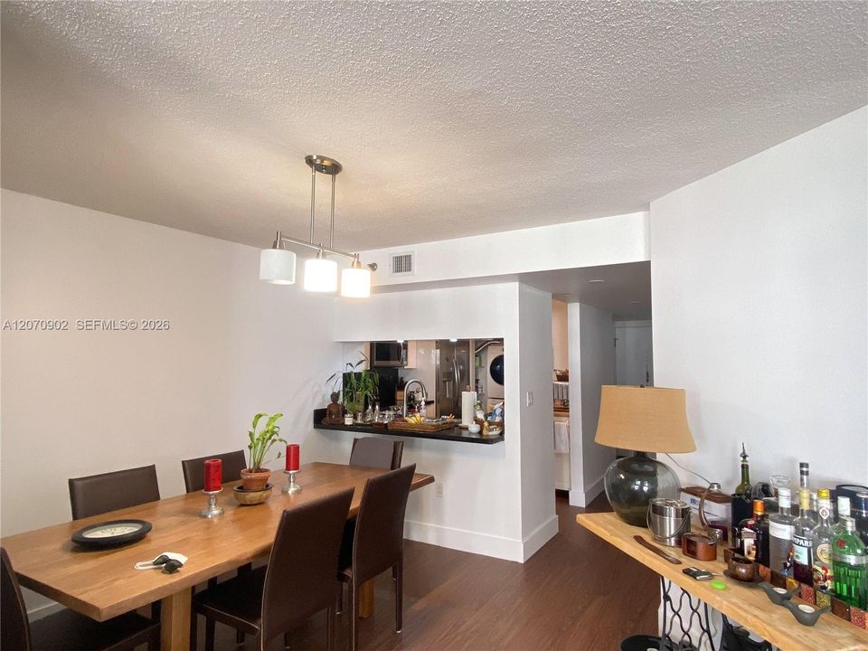 В аренду: $4,500 (2 спален, 2 ванн, 1360 Квадратных фут)