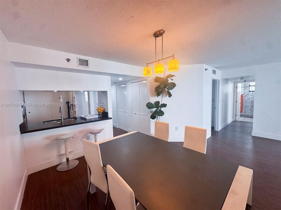 В аренду: $4,500 (2 спален, 2 ванн, 1360 Квадратных фут)