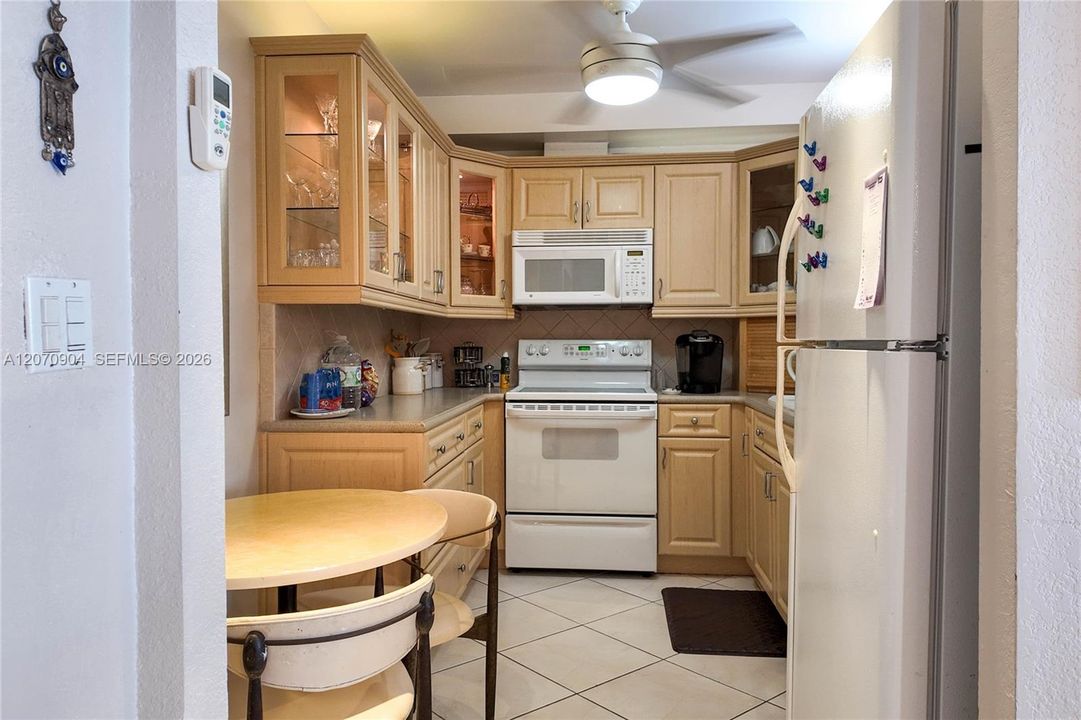 For Rent: $3,800 (1 beds, 1 baths, 870 Square Feet)