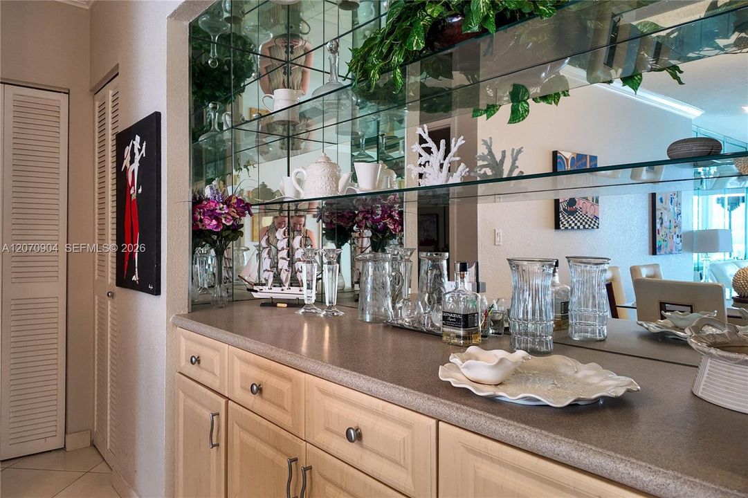 For Rent: $3,800 (1 beds, 1 baths, 870 Square Feet)