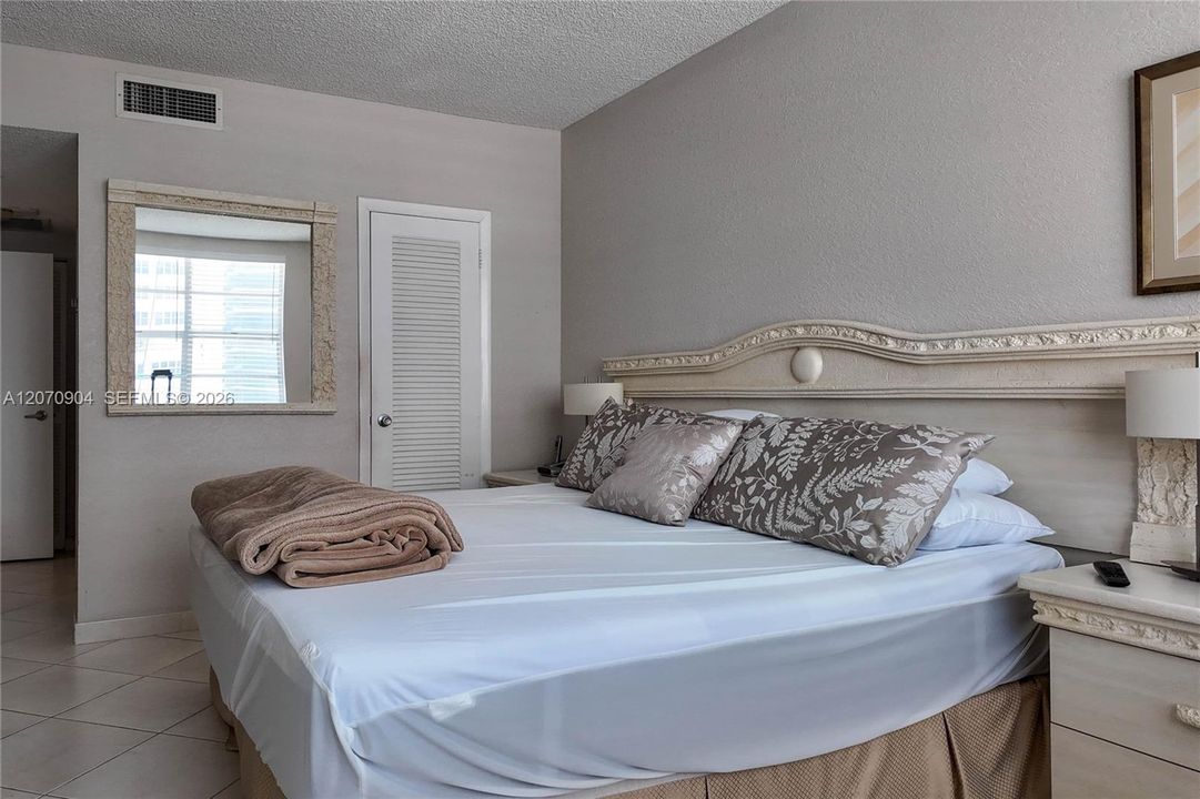 For Rent: $3,800 (1 beds, 1 baths, 870 Square Feet)
