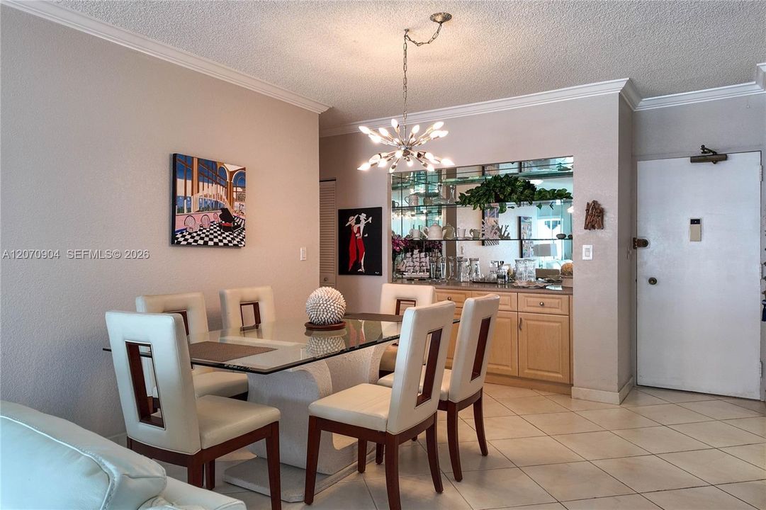 For Rent: $3,800 (1 beds, 1 baths, 870 Square Feet)