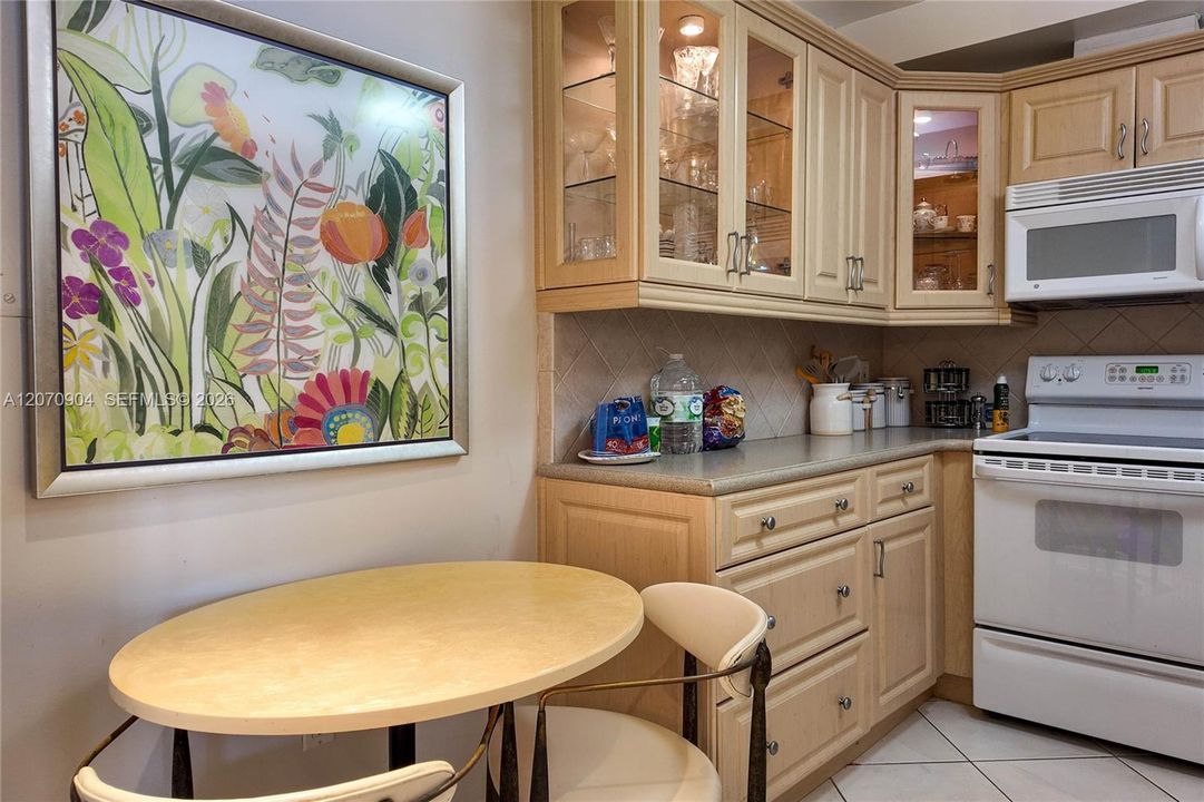 For Rent: $3,800 (1 beds, 1 baths, 870 Square Feet)