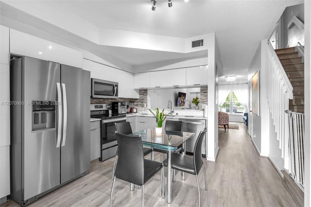 For Sale: $385,000 (3 beds, 2 baths, 1170 Square Feet)