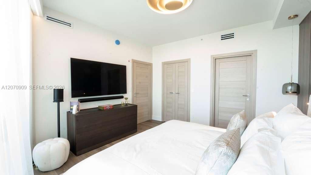 For Sale: $950,000 (2 beds, 2 baths, 1323 Square Feet)