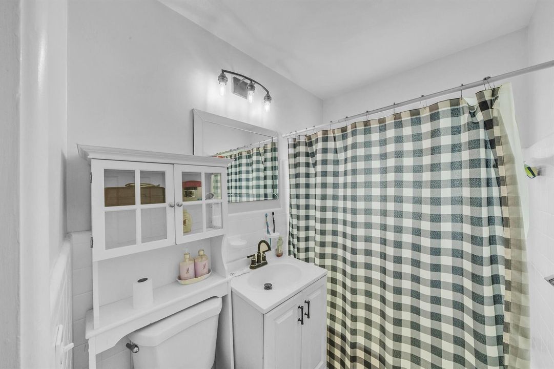 10 Guest Bathroom