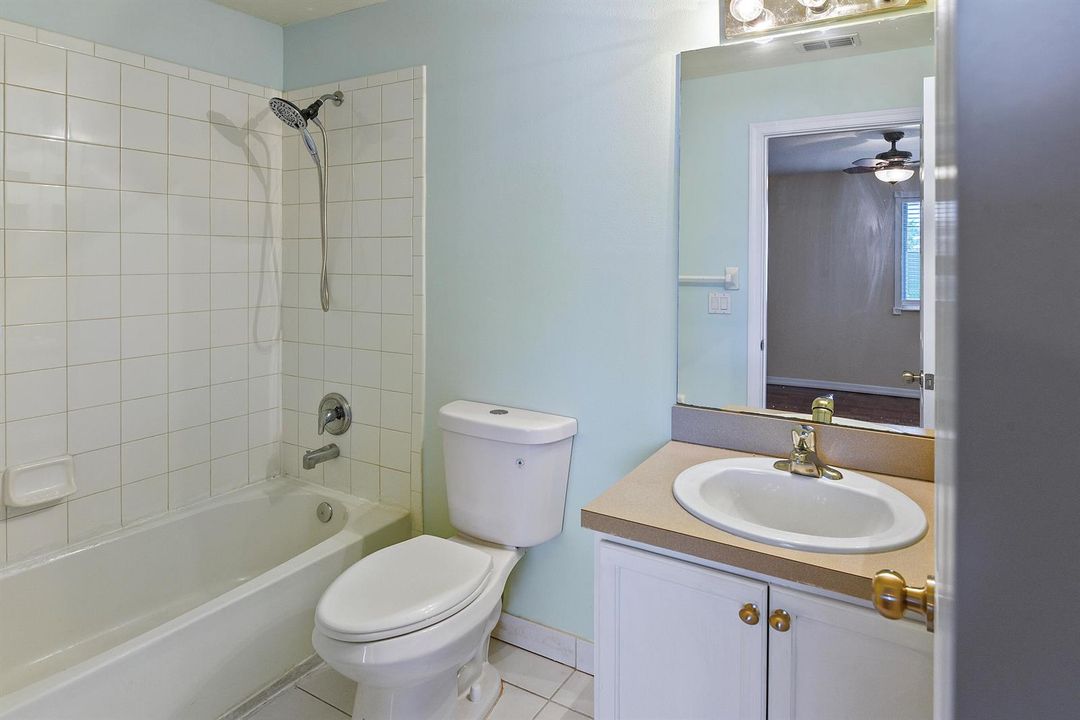 2205 SW Marshfield Ct_Vinesha Clark_56