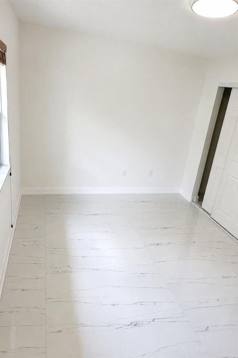 bright_minimal_white_room_with_marble_fl
