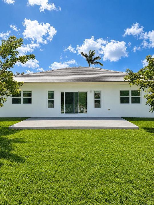 sunny_white_house_with_lush_lawn