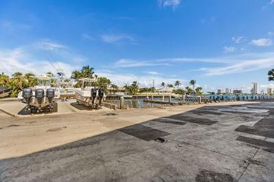 21 Marina_Day_Docks