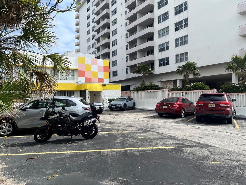 For Sale: $675,000 (1 beds, 1 baths, 590 Square Feet)
