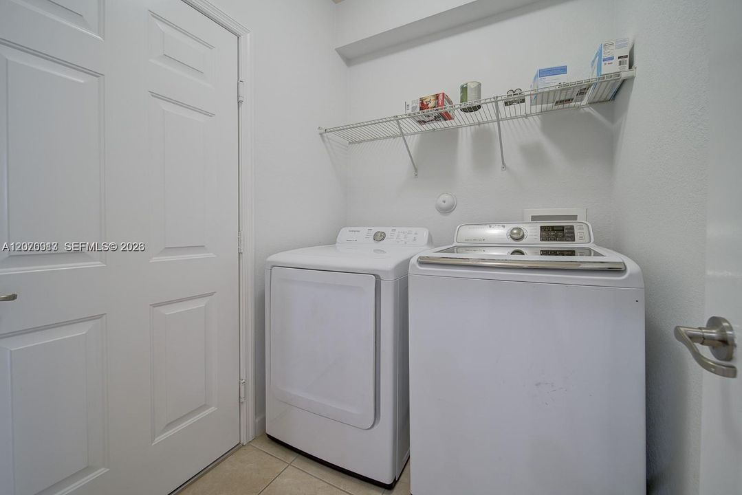 En Venta: $619,500 (5 camas, 3 baños, 2550 Pies cuadrados)
