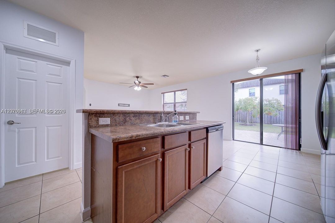 En Venta: $619,500 (5 camas, 3 baños, 2550 Pies cuadrados)