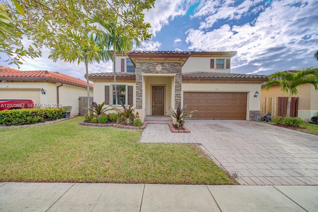 En Venta: $619,500 (5 camas, 3 baños, 2550 Pies cuadrados)