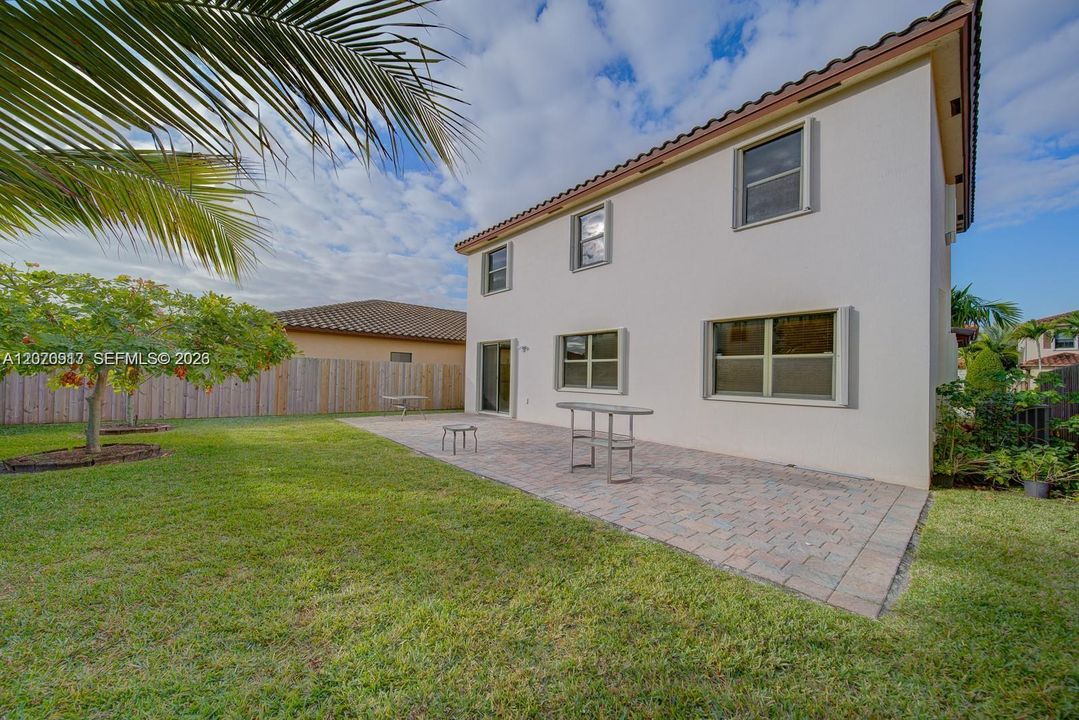 En Venta: $619,500 (5 camas, 3 baños, 2550 Pies cuadrados)