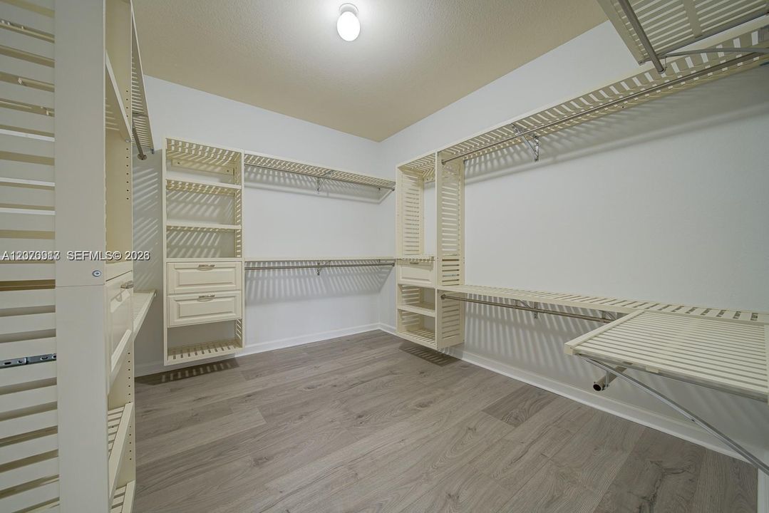 En Venta: $619,500 (5 camas, 3 baños, 2550 Pies cuadrados)