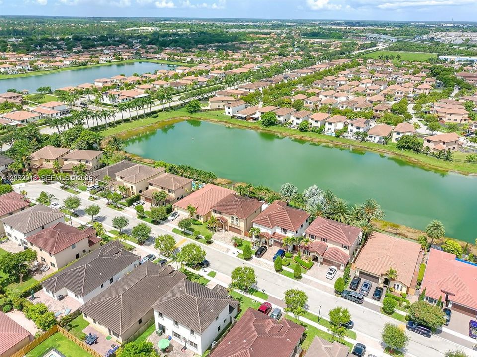 En Venta: $619,500 (5 camas, 3 baños, 2550 Pies cuadrados)