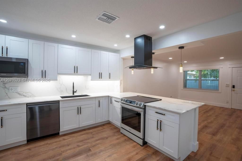 For Rent: $3,300 (2 beds, 2 baths, 1998 Square Feet)