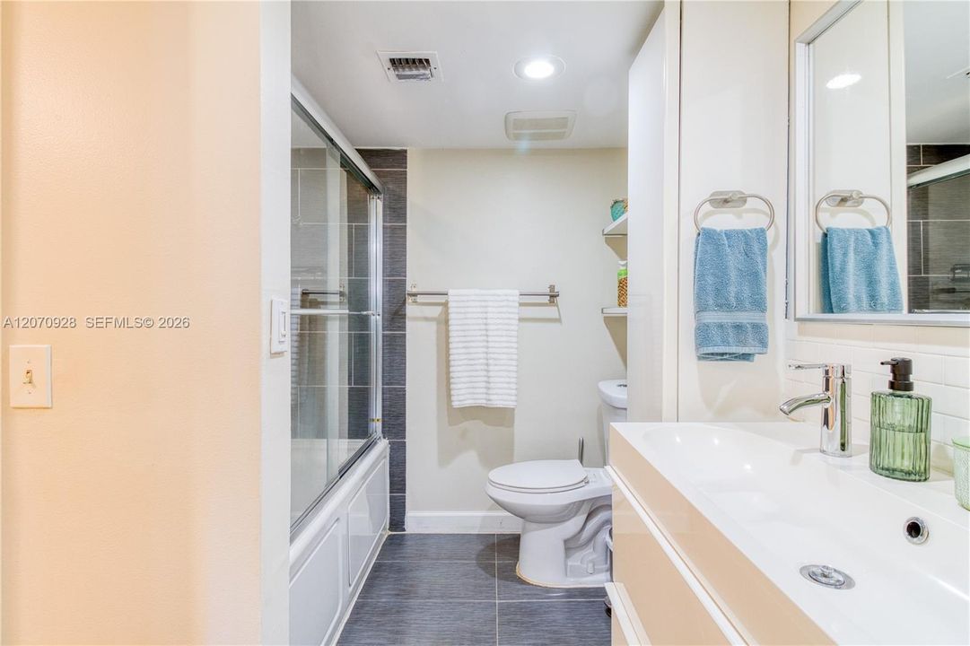 В аренду: $2,000 (2 спален, 1 ванн, 1070 Квадратных фут)