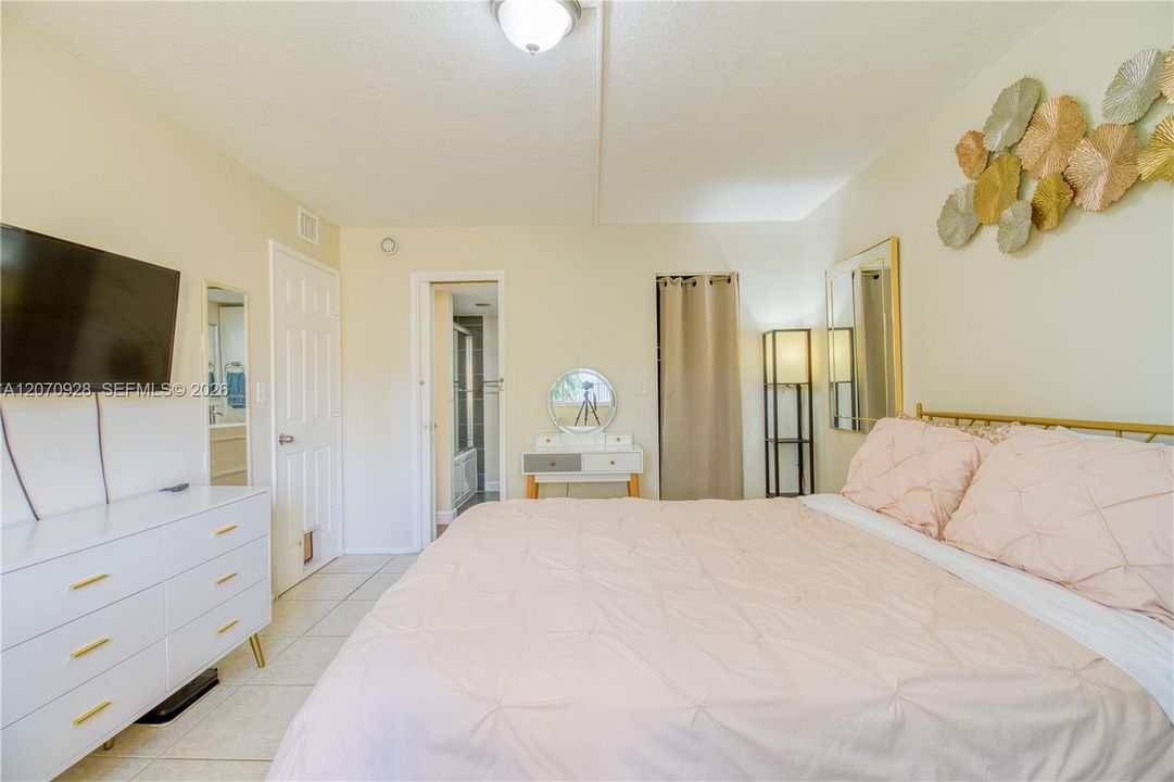 В аренду: $2,000 (2 спален, 1 ванн, 1070 Квадратных фут)