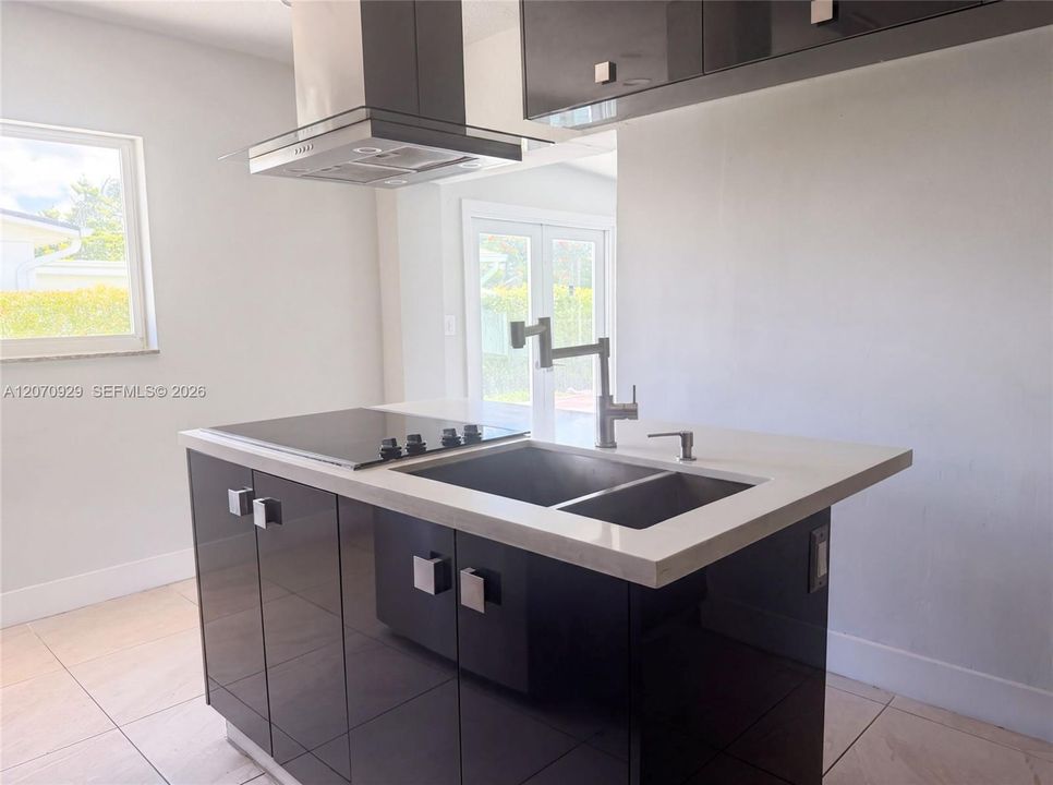 For Sale: $680,000 (3 beds, 2 baths, 1092 Square Feet)